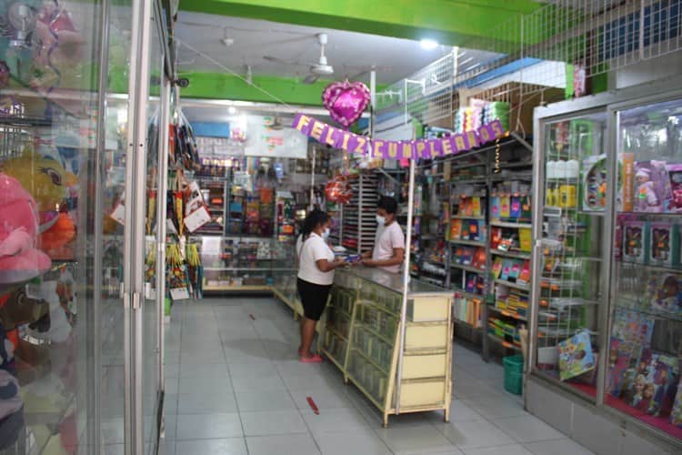 Se terminaron uniformes y útiles, comerciantes esperan nuevo abasto