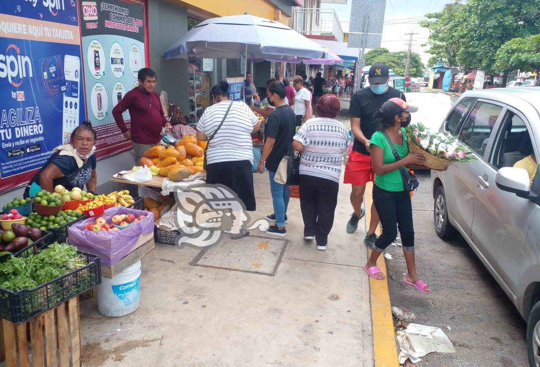 Supervisan que comerciantes no invadan banquetas y arriates