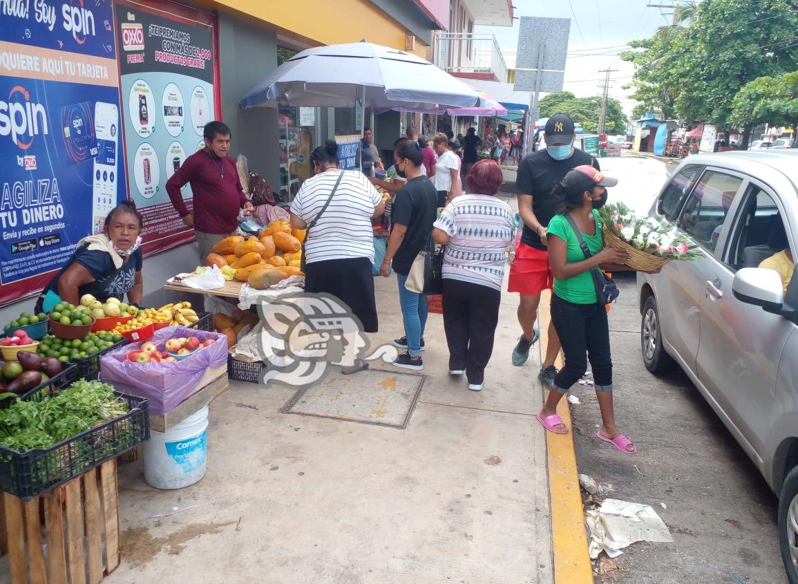 Supervisan que comerciantes no invadan banquetas y arriates