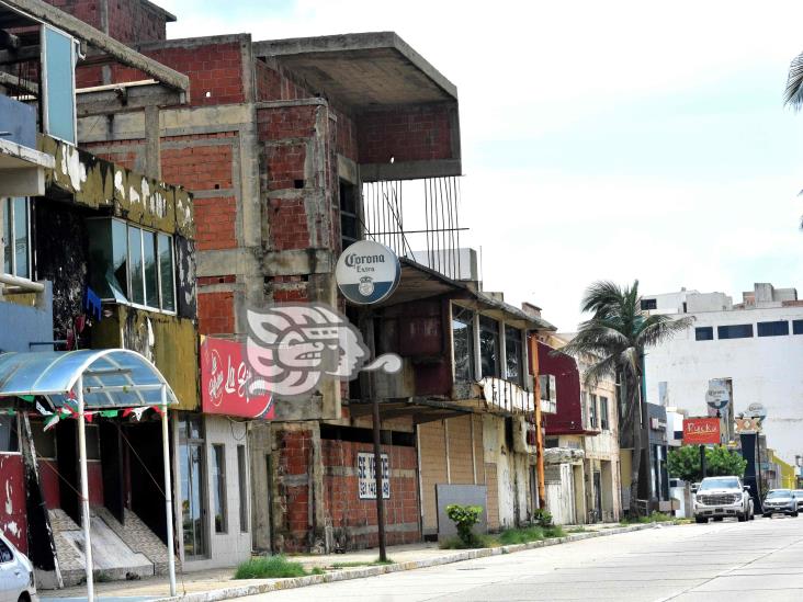 Saqueados y en completo abandono locales del malecón costero