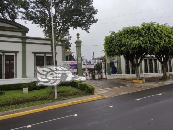 Accidentalmente, adulto mayor cae a una fosa en panteón de Xalapa