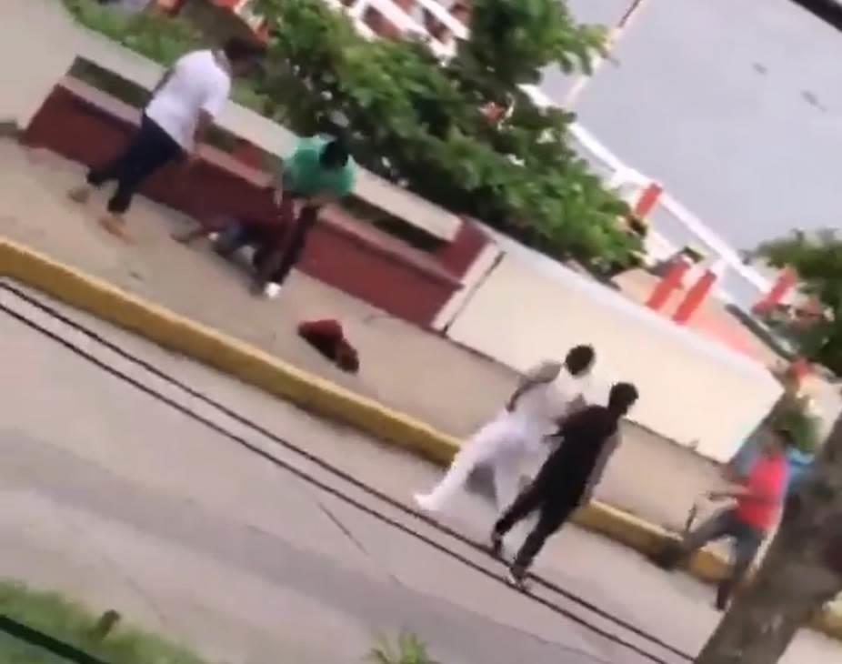 Se desata batalla campal en el Malecón viejo de Coatzacoalcos (+Video)