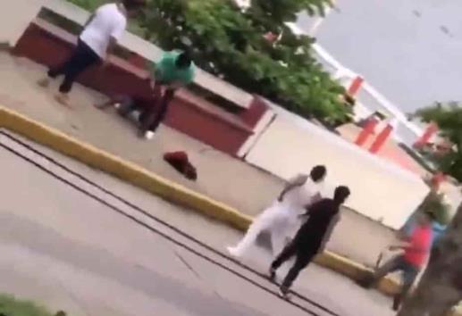 Se desata batalla campal en el Malecón viejo de Coatzacoalcos (+Video)