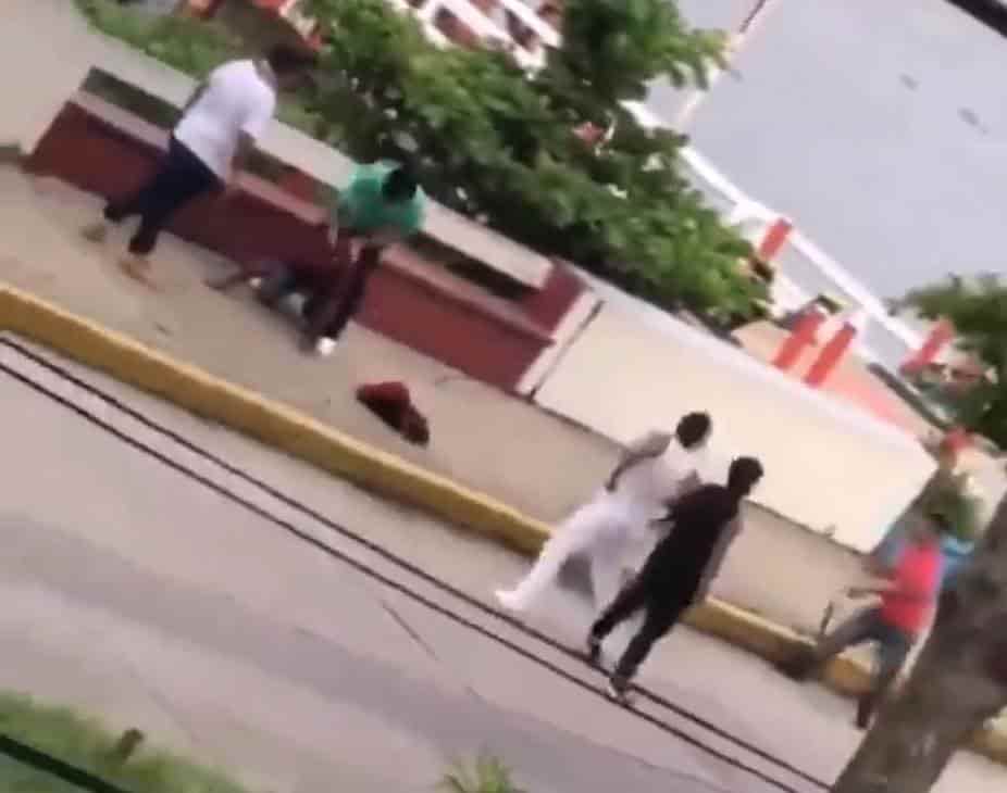 Se desata batalla campal en el Malecón viejo de Coatzacoalcos (+Video)