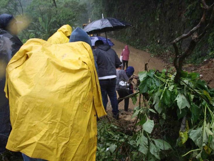 (+Video) Albergan a personas en agencia de Tonalixco ante riesgo de deslave en cerro