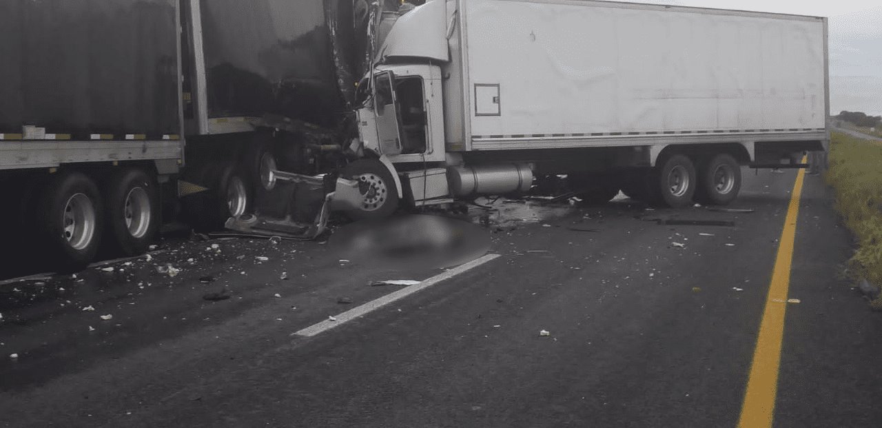 Choque entre tráileres deja a conductores lesionados en la autopista a Cosamaloapan