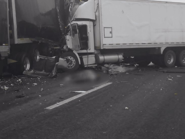 Choque entre tráileres deja a conductores lesionados en la autopista a Cosamaloapan