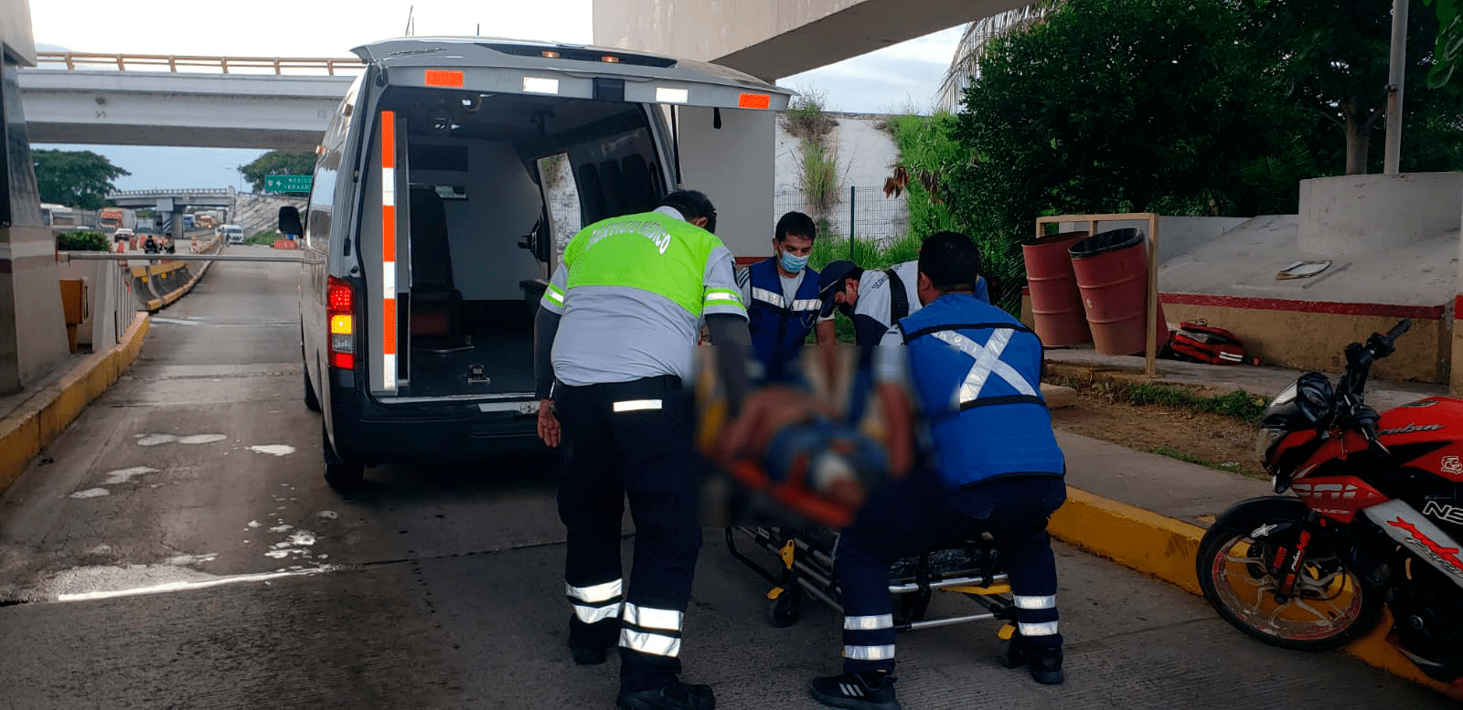 Derrapa motociclista en la autopista de Cosamaloapan