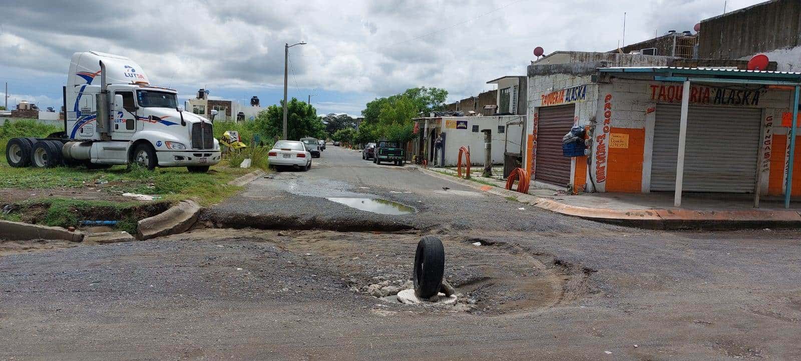 Crecen los baches tras lluvias en fraccionamientos al norte de la ciudad de Veracruz