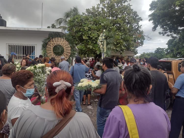 (Video) Dan el último adiós a Camila y su papá; un tráiler los atropelló en Veracruz