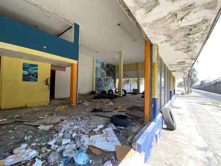 Personas en situación de calle se apoderan de local abandonado en Veracruz