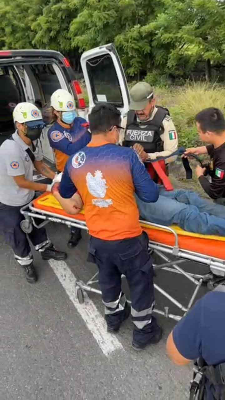 Por esquivar un bache, derrapa motociclista en la carretera Veracruz - Xalapa