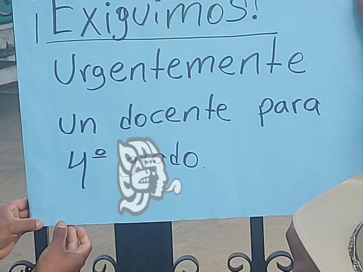 Con bloqueo, padres exigen maestro para primaria de Mixtla de Altamirano