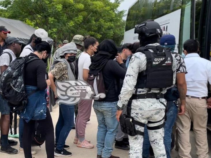 Guardia Nacional asegura autobuses repletos de migrantes en el sur de Veracruz