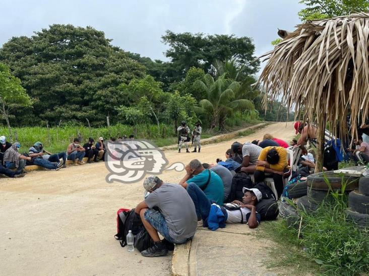 Guardia Nacional asegura autobuses repletos de migrantes en el sur de Veracruz