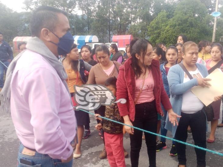 Con bloqueo, padres exigen maestro para primaria de Mixtla de Altamirano