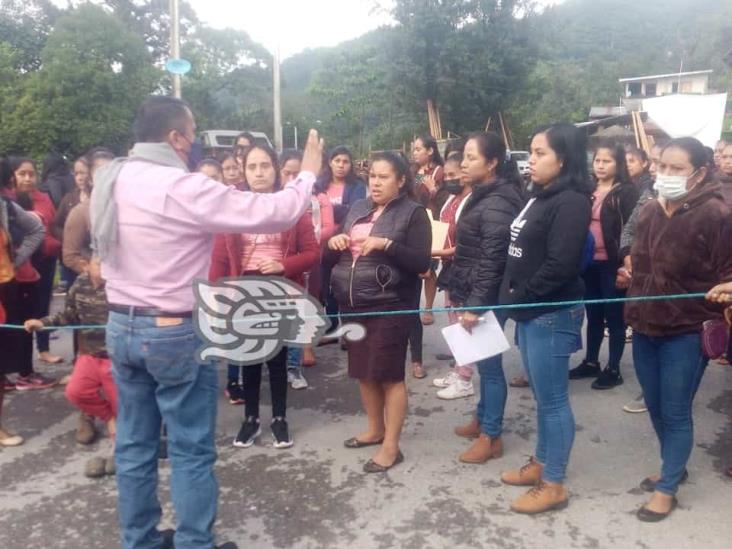 Con bloqueo, padres exigen maestro para primaria de Mixtla de Altamirano