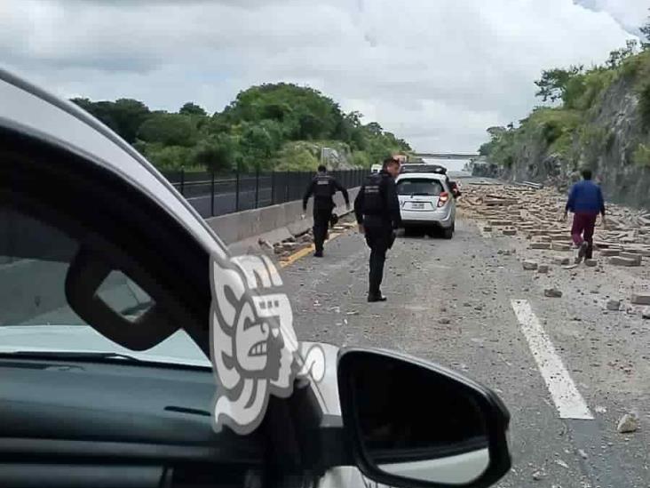 ¡Se quedó sin frenos! Vuelca tráiler en libramiento de Plan del Río