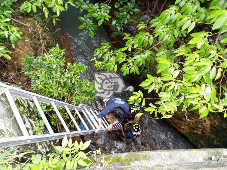 Cae sujeto en un arroyo de aguas negras en Córdoba