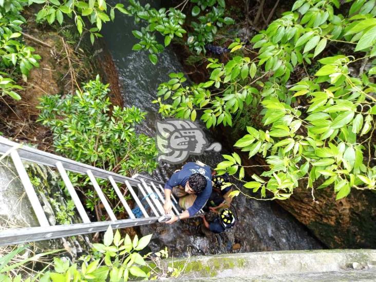 Cae sujeto en un arroyo de aguas negras en Córdoba