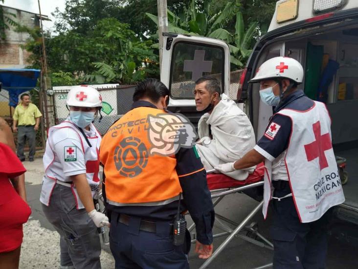 Cae sujeto en un arroyo de aguas negras en Córdoba