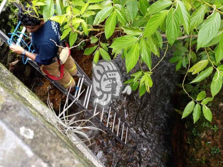 Cae sujeto en un arroyo de aguas negras en Córdoba