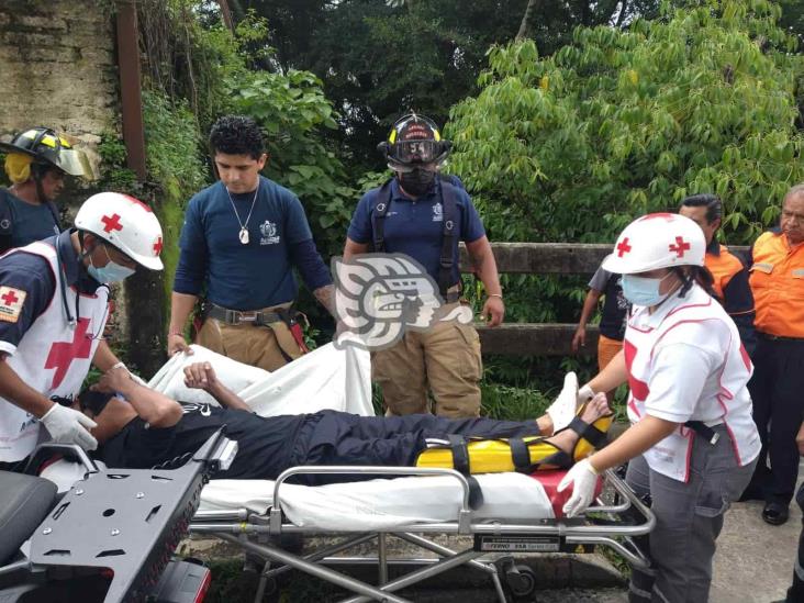 Cae sujeto en un arroyo de aguas negras en Córdoba