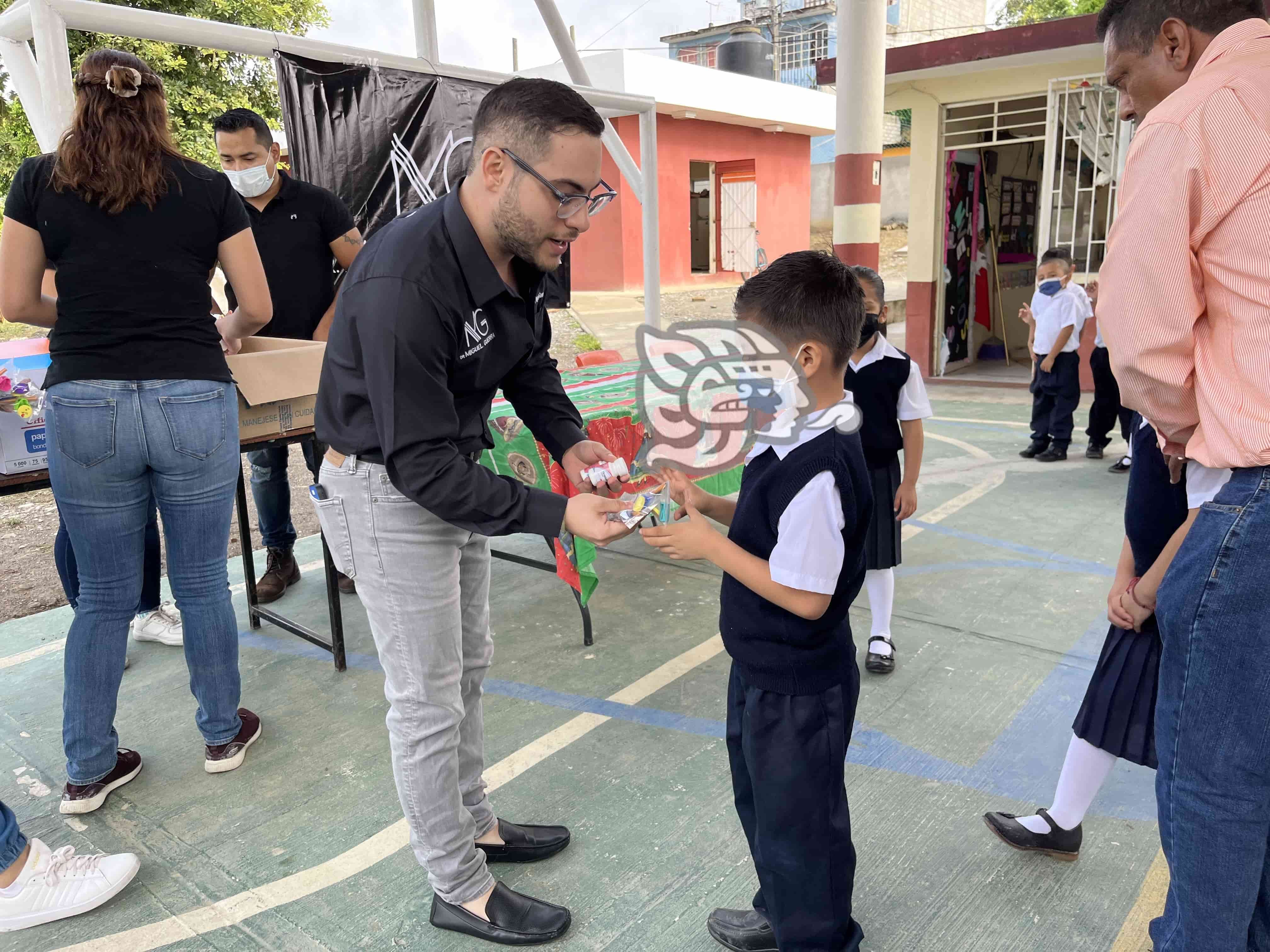 Llevan apoyos de salud y educativos a estudiantes de sector marginado en Poza Rica