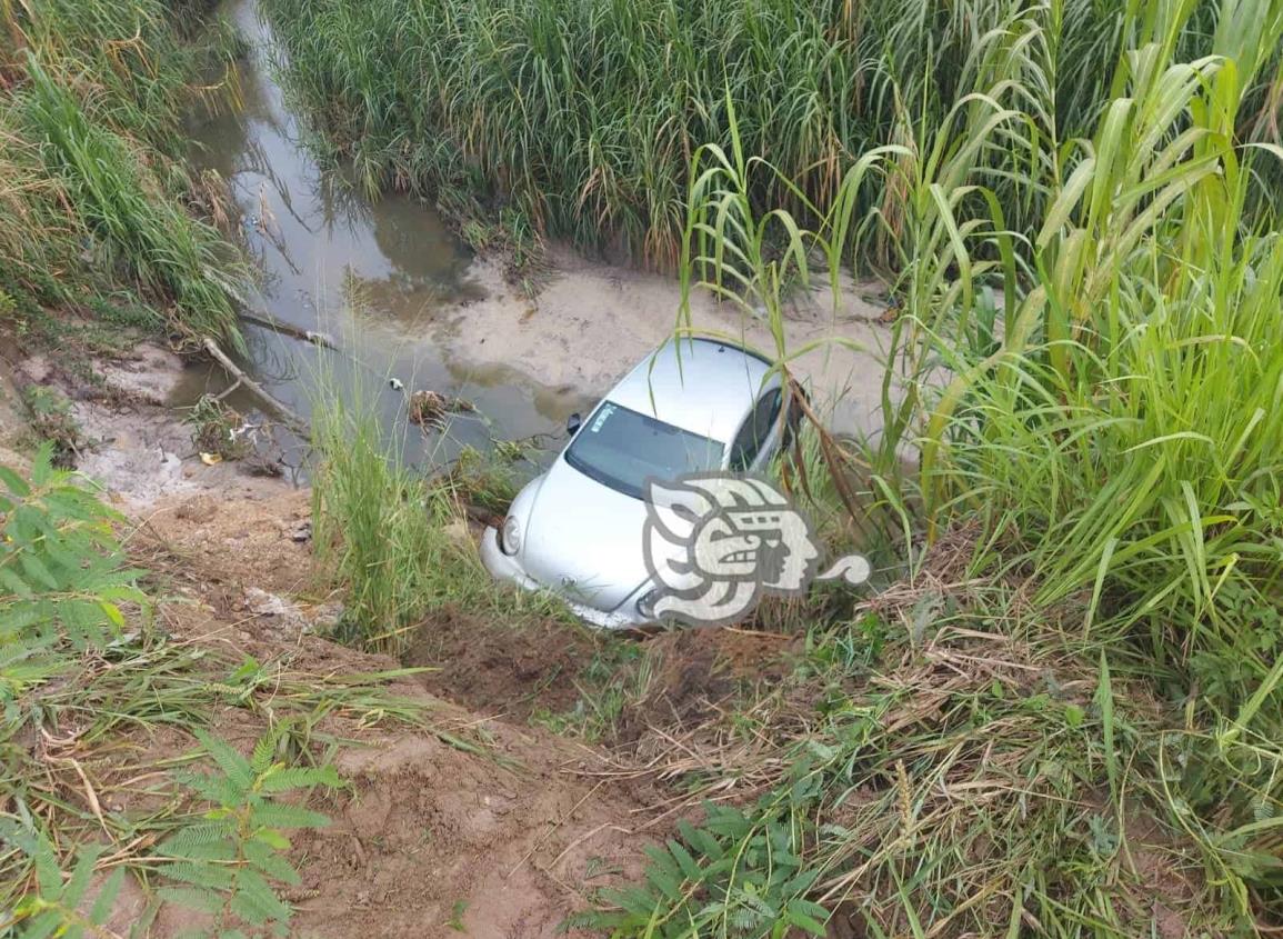 Vuelca hacia canal de aguas negras en la carretera Jáltipan Cosoleacaque