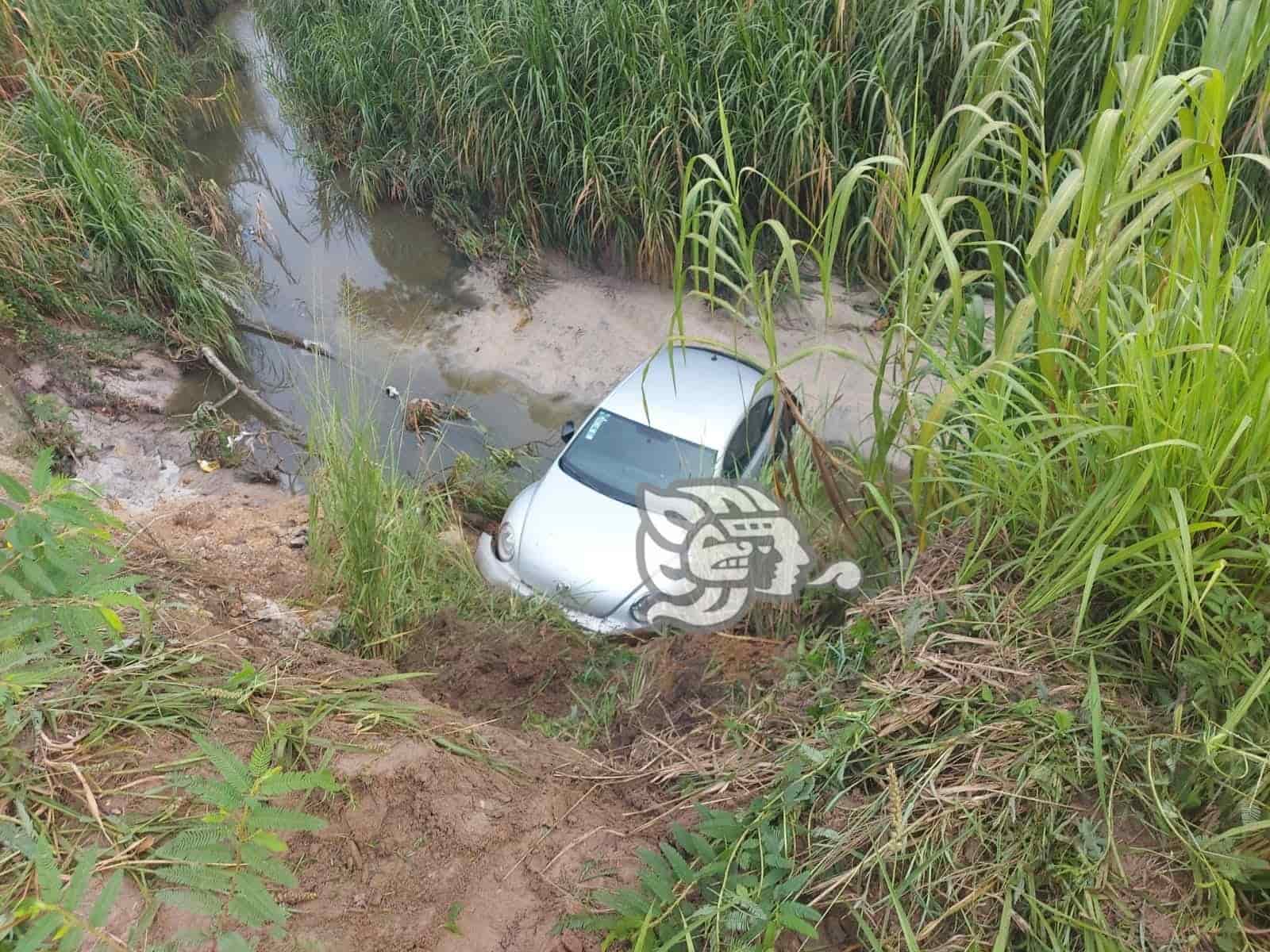 Vuelca hacia canal de aguas negras en la carretera Jáltipan Cosoleacaque