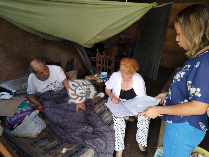 Rescatan en Oluta a abuelito que estaba abandonado