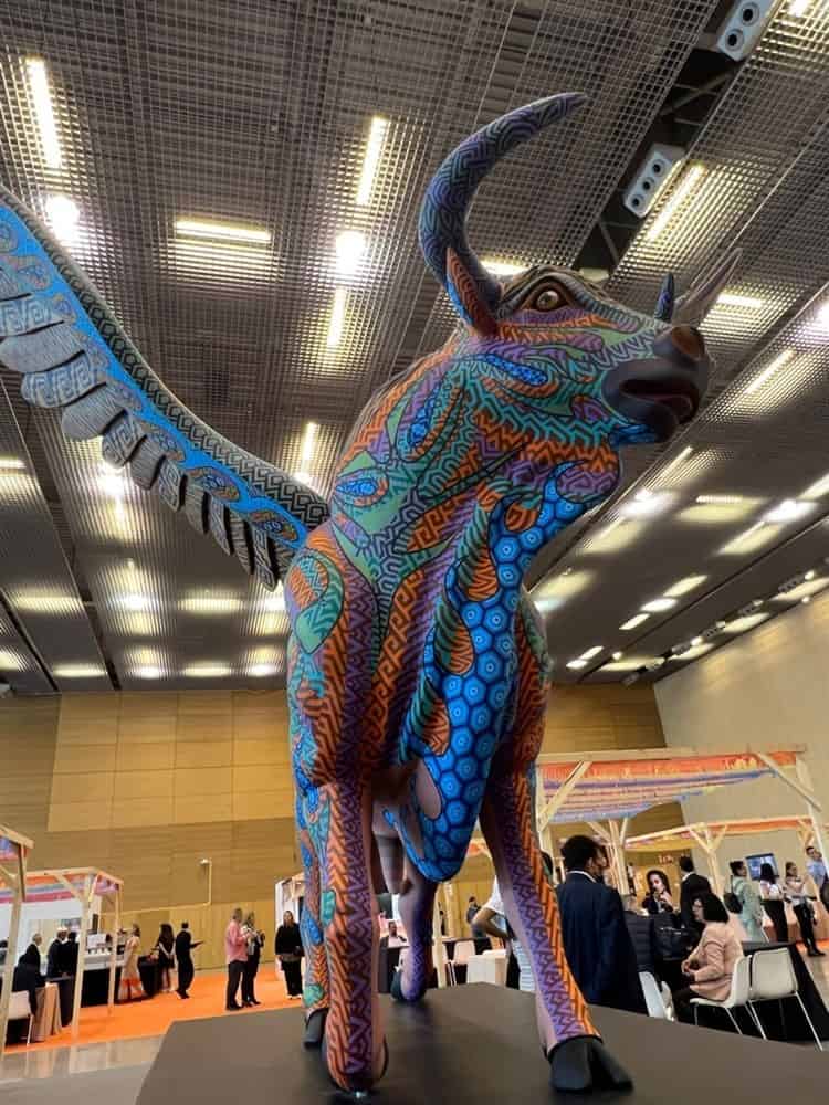 Alebrije monumental “Toro-Águila” de Oaxaca impresiona en exhibición en Noruega