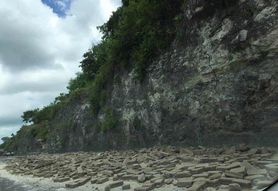 Vuelca camión cargado con blocks en carretera Xalapa - Veracruz