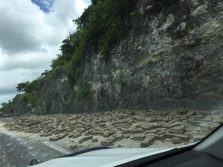 Vuelca camión cargado con blocks en carretera Xalapa - Veracruz