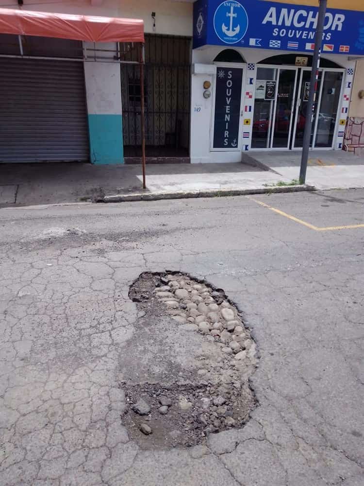 ¡Lo cubren! Tapan bache que causó dolores de cabeza a vecinos por 3 meses en Veracruz