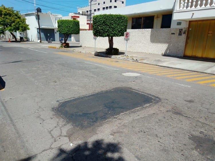 ¡Lo cubren! Tapan bache que causó dolores de cabeza a vecinos por 3 meses en Veracruz