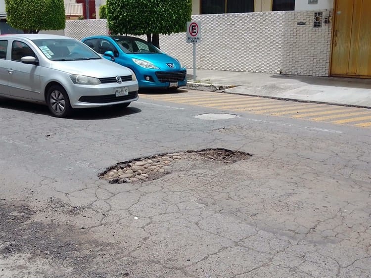 ¡Lo cubren! Tapan bache que causó dolores de cabeza a vecinos por 3 meses en Veracruz