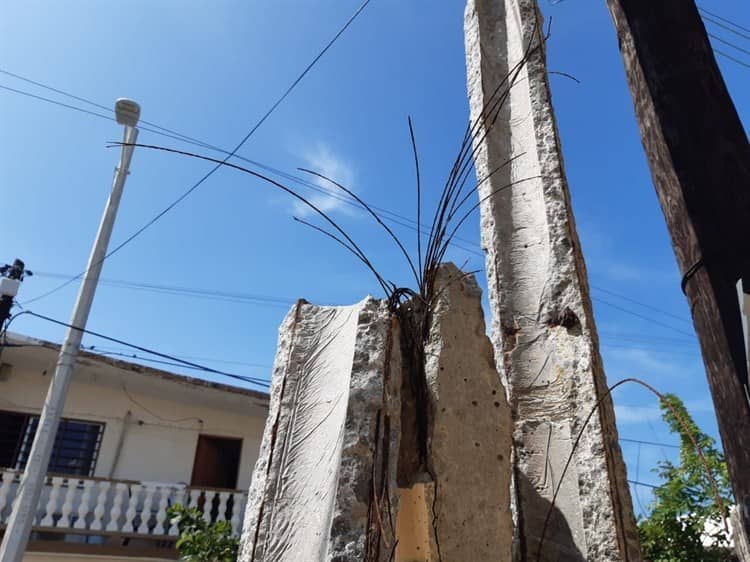 Vecinos piden a CFE dar mantenimiento a postes de luz antes que ocurra un apagón