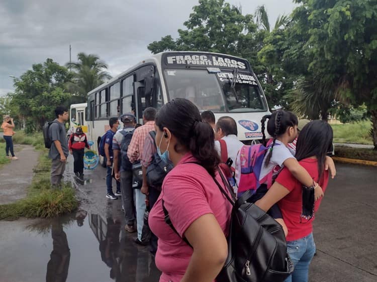 Hasta una hora tarda en pasar el camión en Lagos de Puente Moreno