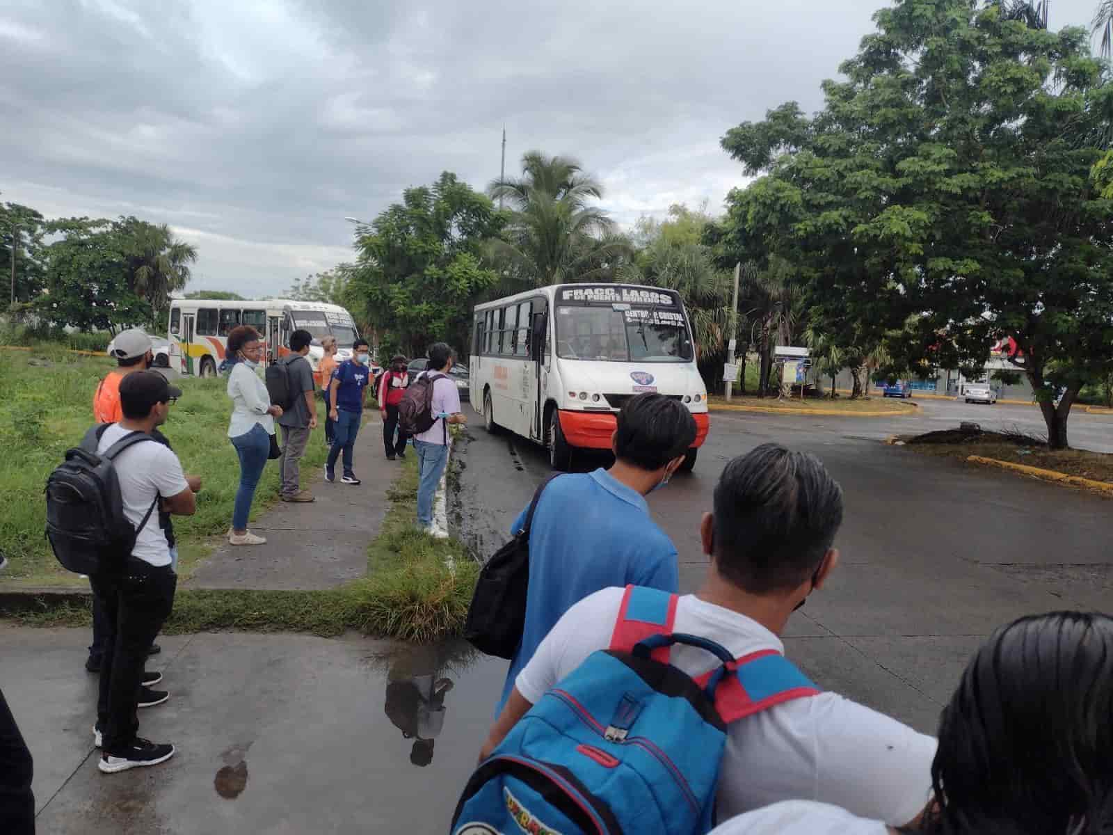 Hasta una hora tarda en pasar el camión en Lagos de Puente Moreno