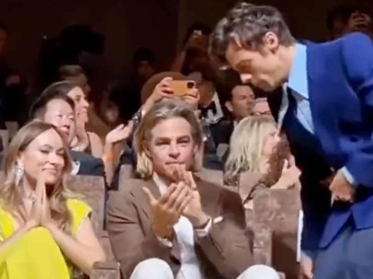 Harry Styles le escupe a Chris Pine durante premier en Venecia (+Vídeo)