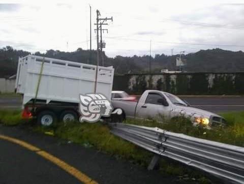 Se accidenta camioneta en el entronque del libramiento de Xalapa y bulevar Banderilla