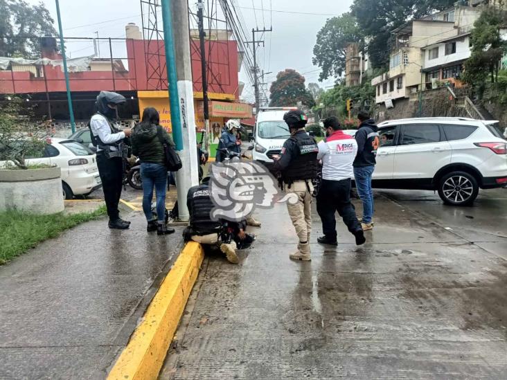 Embiste camioneta a pareja de motociclistas; pasó en Xalapa