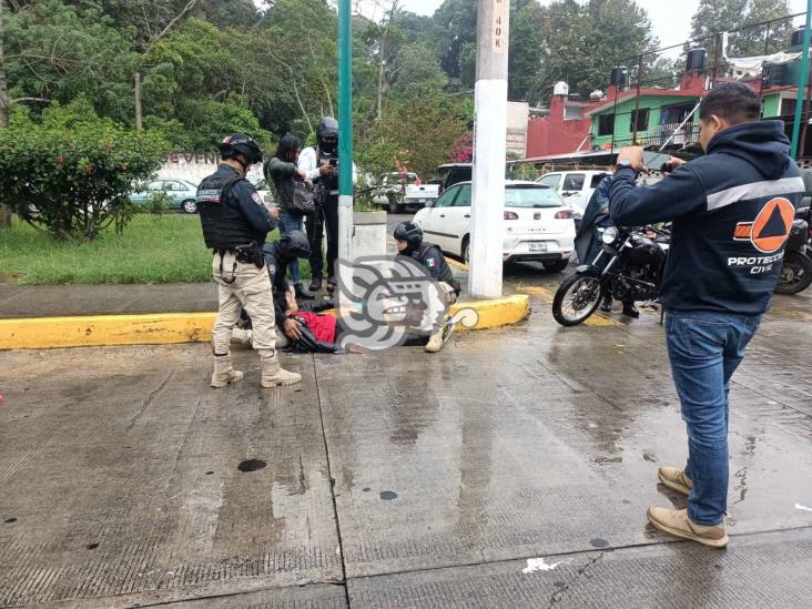 Embiste camioneta a pareja de motociclistas; pasó en Xalapa