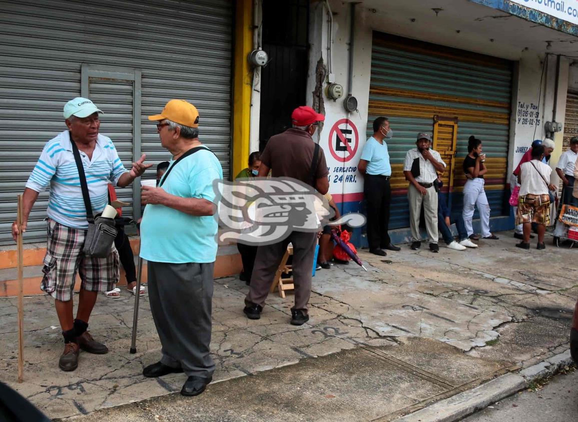 Madrugadores abuelitos hacen largas filas para recibir pensión