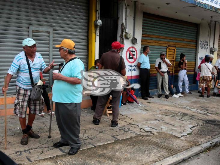 Madrugadores abuelitos hacen largas filas para recibir pensión