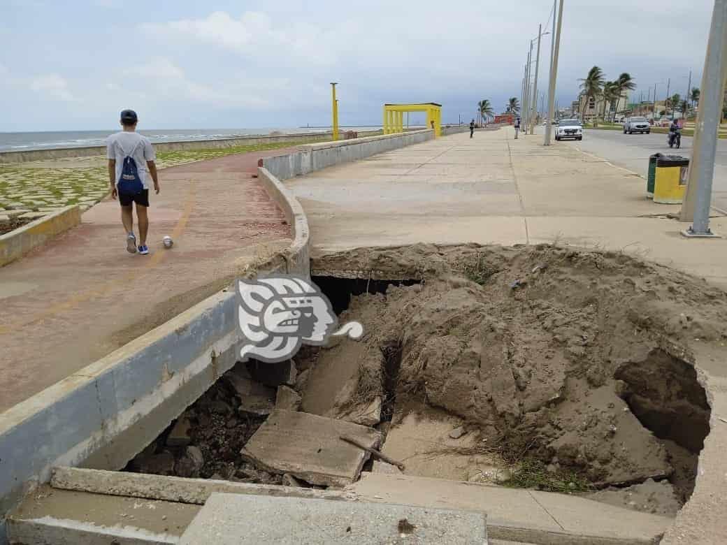 Corren peligro por enorme boquete en el malecón de Coatzacoalcos