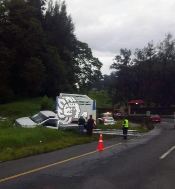 Se accidenta camioneta en el entronque del libramiento de Xalapa y bulevar Banderilla