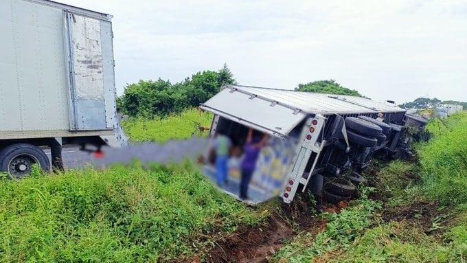 Volcadura en autopista La Tinaja-Cosoleacaque; cierran autopista