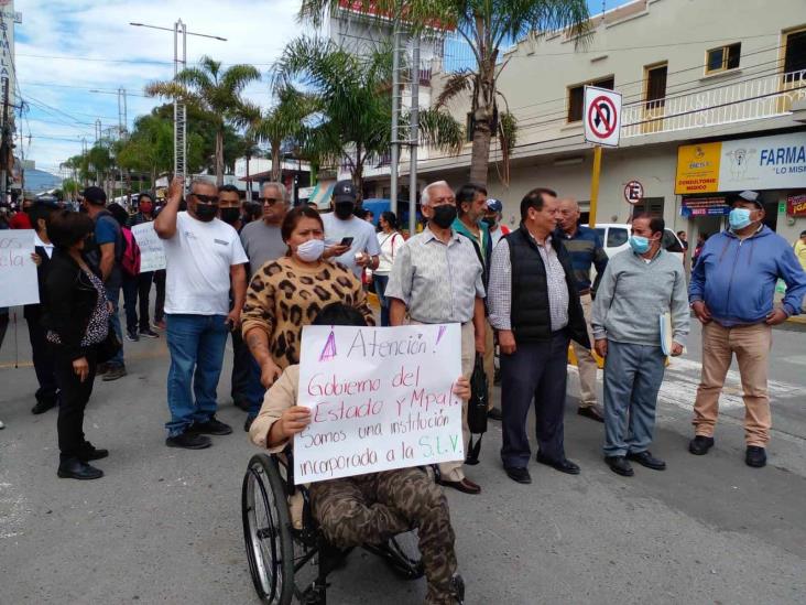 Se manifiestan padres de familia del CAM en Palacio de Mendoza (+Video)